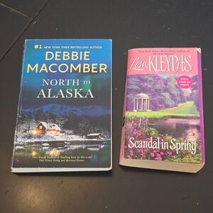 Lot of 2 Romance Paperback Books - Debbie Macomber and Lisa Kleypas